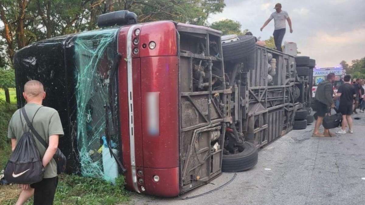 Смертельное ДТП под Днепром: перевернулся пассажирский автобус