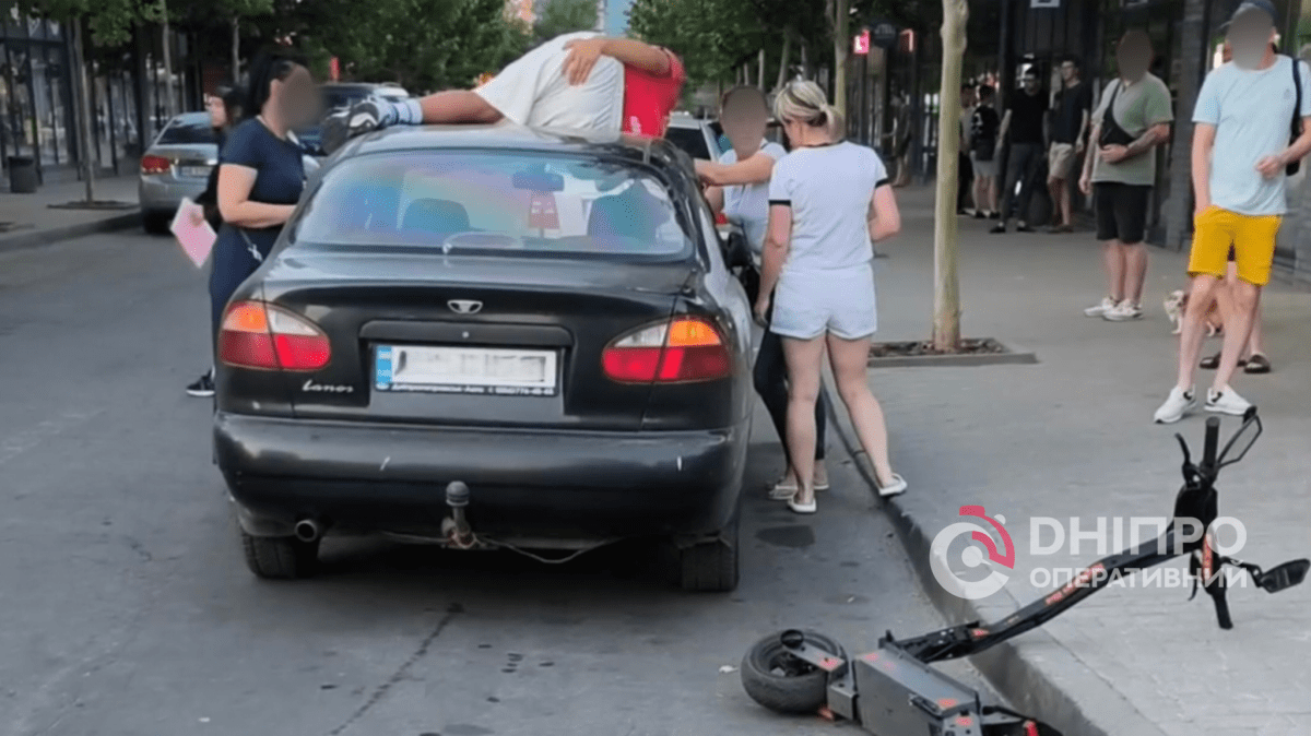 Дитина на електросамокаті врізалася в легковик