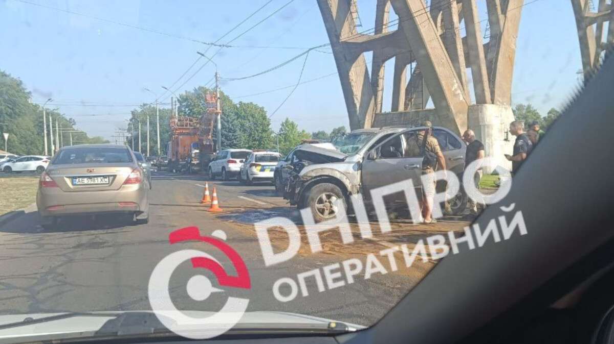 ДТП на Січеславській Набережній: авто влетіло в стовп