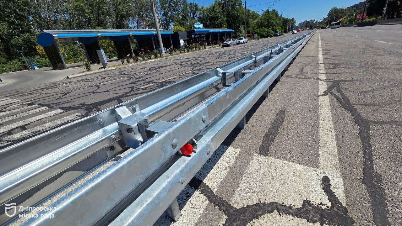 Колесоотбойный брус установили на Набережной Заводской