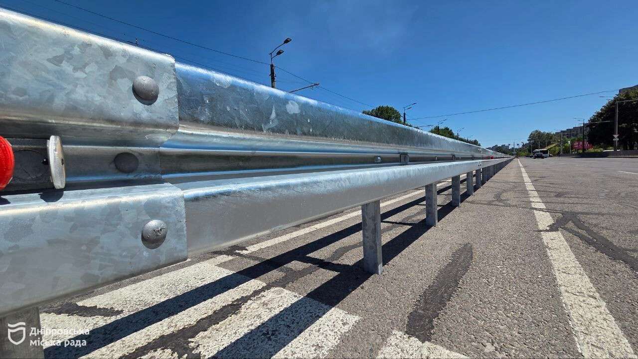 Колесоотбойный брус установили на Набережной Заводской