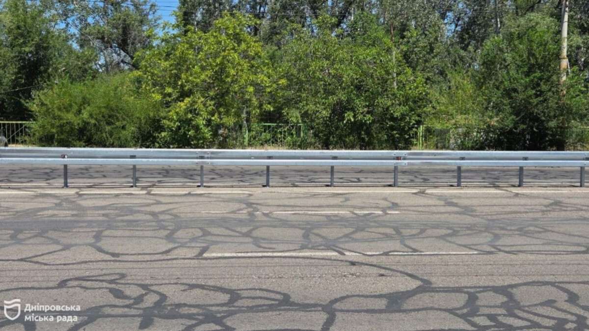 Колесоотбойный брус установили на Набережной Заводской