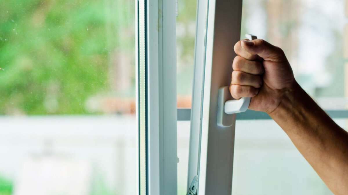 Выпал из окна мужчина на Днепропетровщине