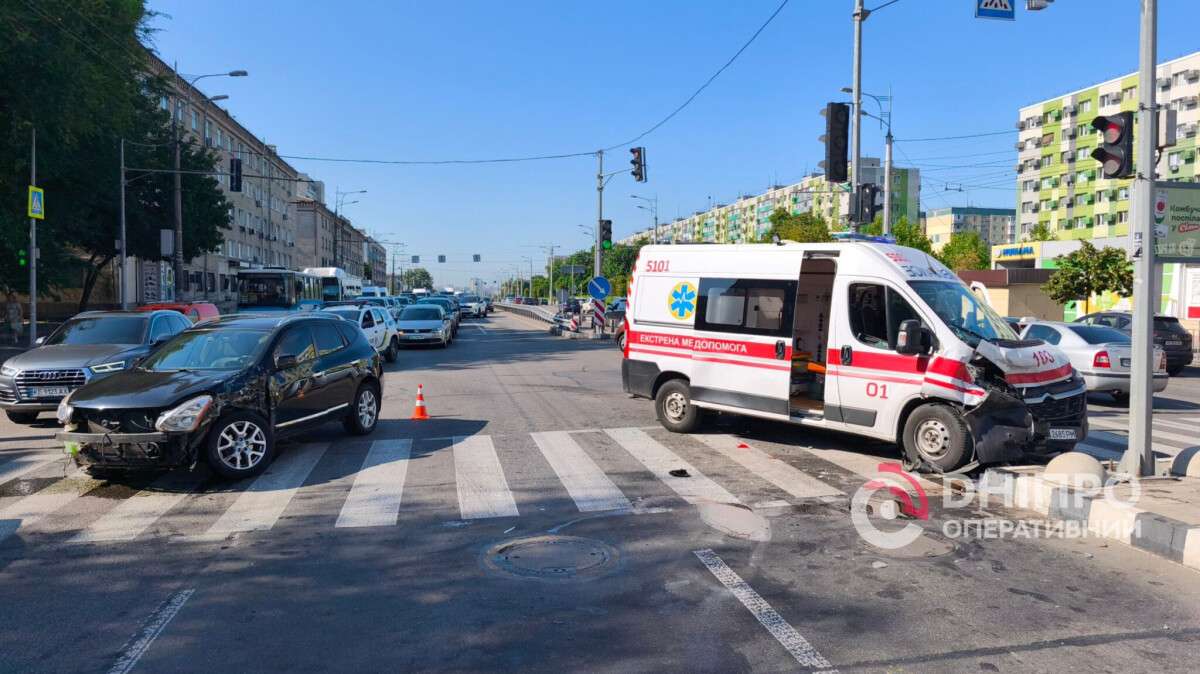 "Швидка" влетіла в натовп людей внаслідок ДТП на Слобожанському