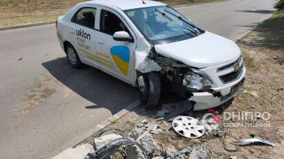 ДТП на Зиновія Матли - таксі знесло електроопору