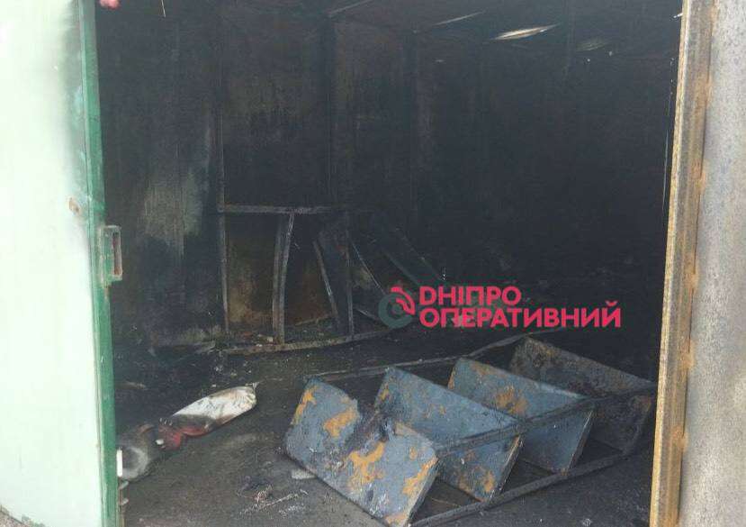 Згорів гараж в Дніпрі