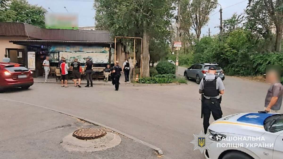 Взорвать гранату возле магазина угрожал мужчина