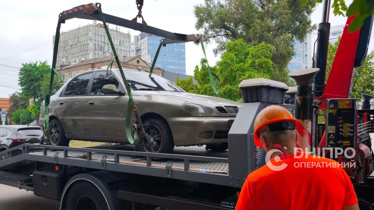 Авто без номеров перемещают на штрафплощадки.