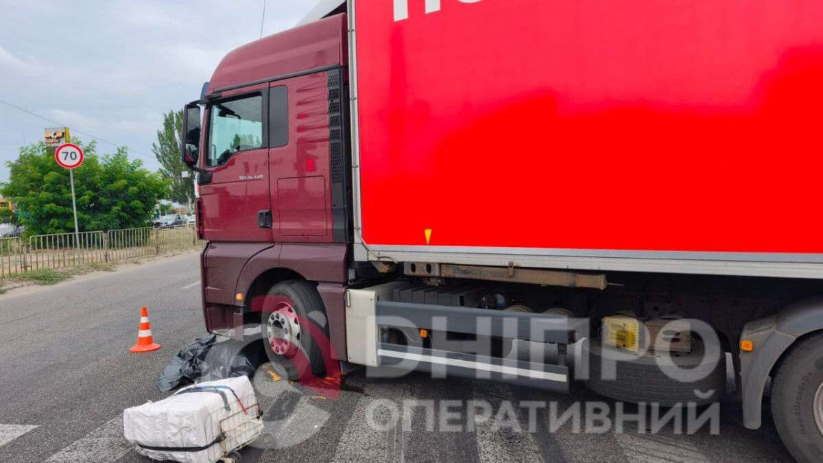 Смертельна ДТП біля ТРЦ "Караван": вантажівка збила жінку