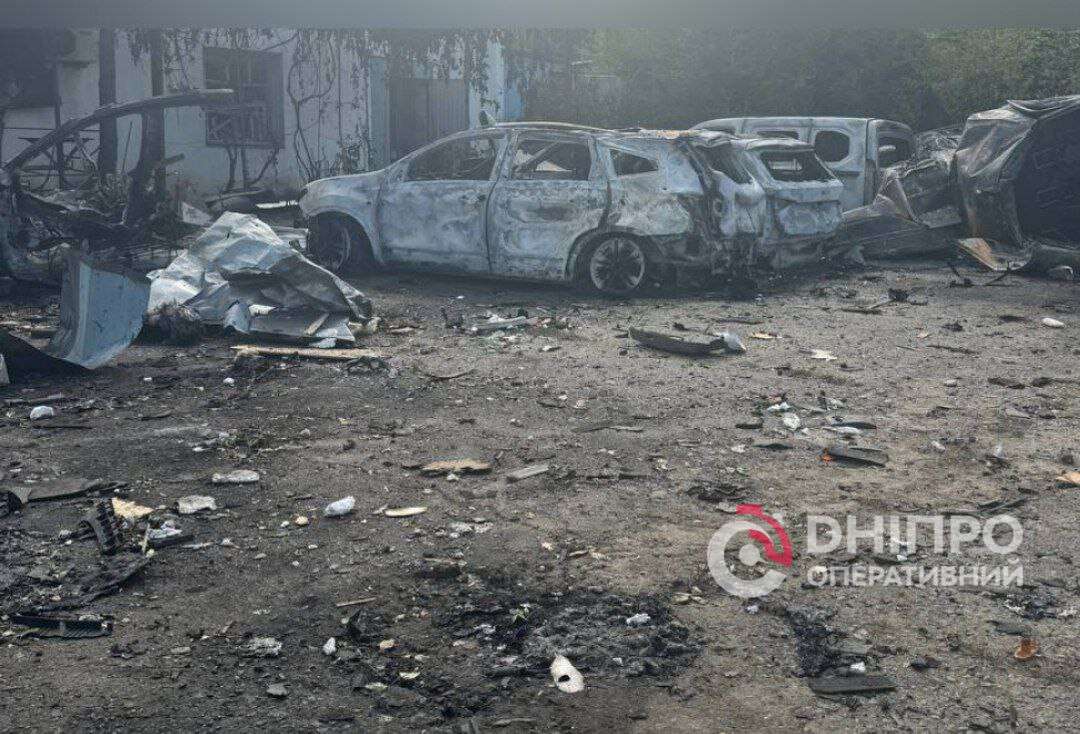 Російська атака на Дніпро знищила автівку місцевого зооготелю