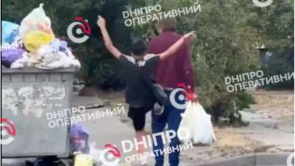 Підлітки побили безхатька