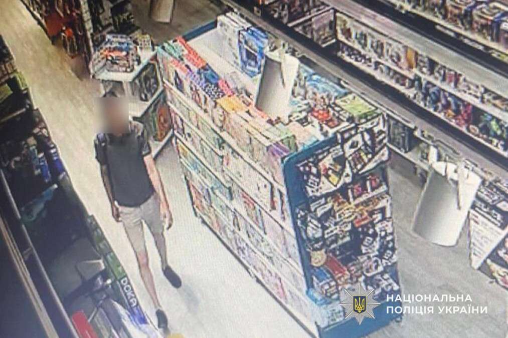 Украл телефон в ТРЦ