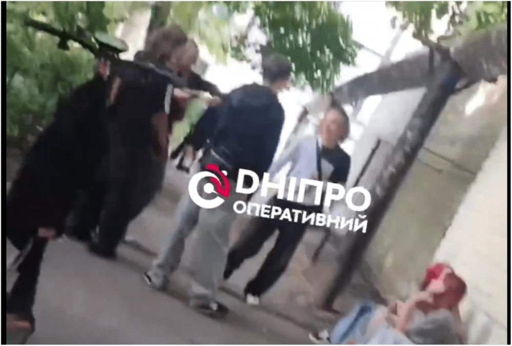 Подростки-вандалы в парке Писаржевского