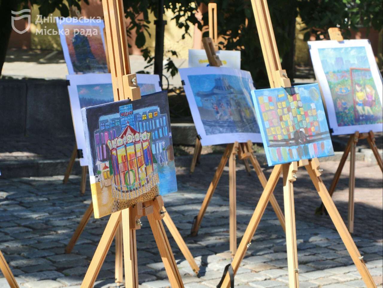 Выставку детских работ провели в Днепре ко Дню города