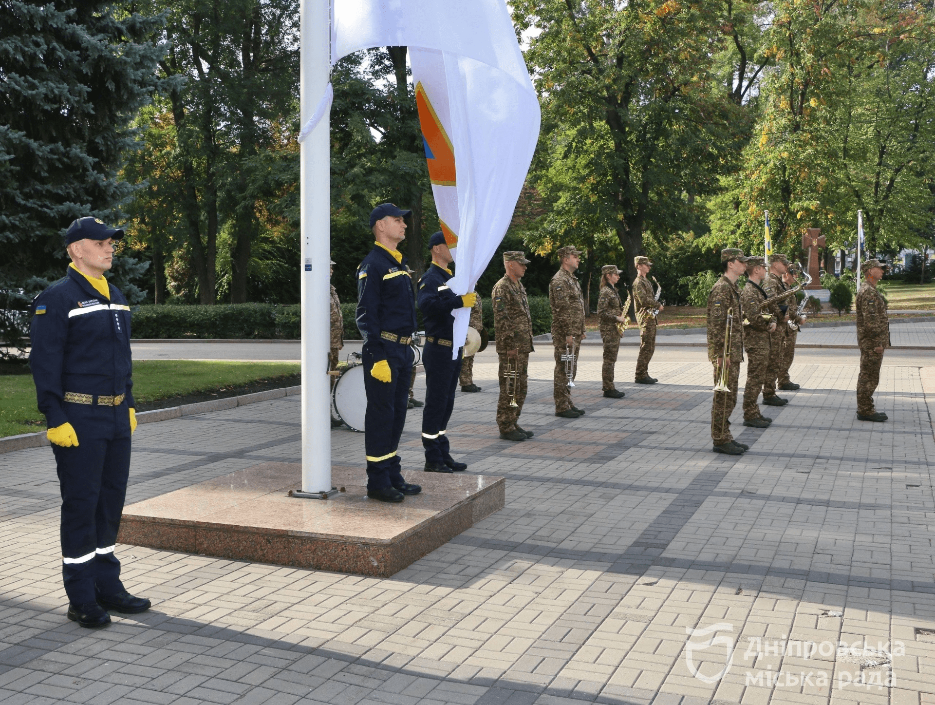 Спасателям вручили награды по случаю профессионального праздника