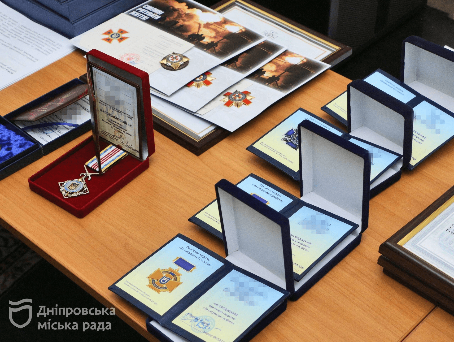 Спасателям вручили награды по случаю профессионального праздника