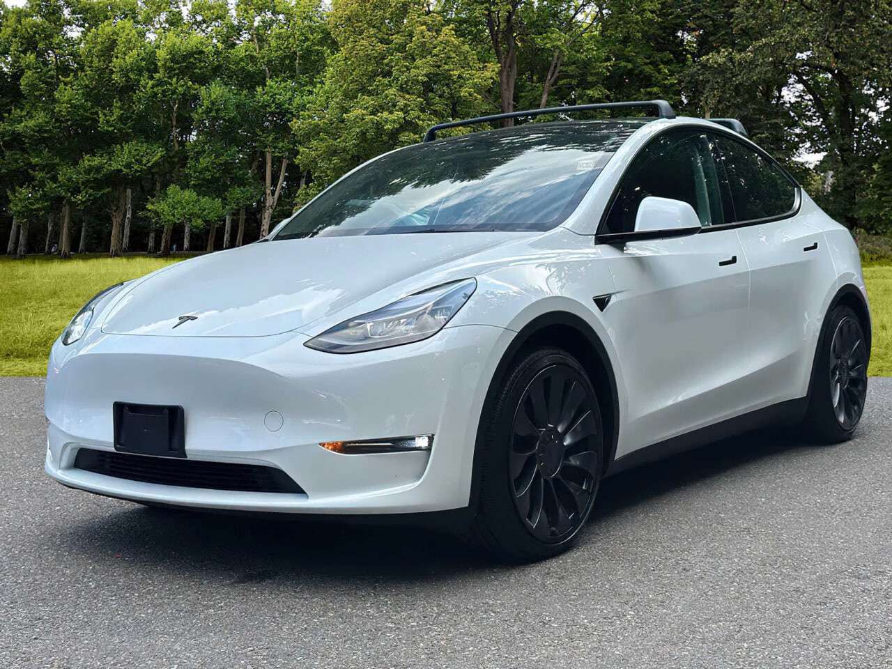 TESLA Model Y - самые популярные модели электрокаров в августе 2025 года