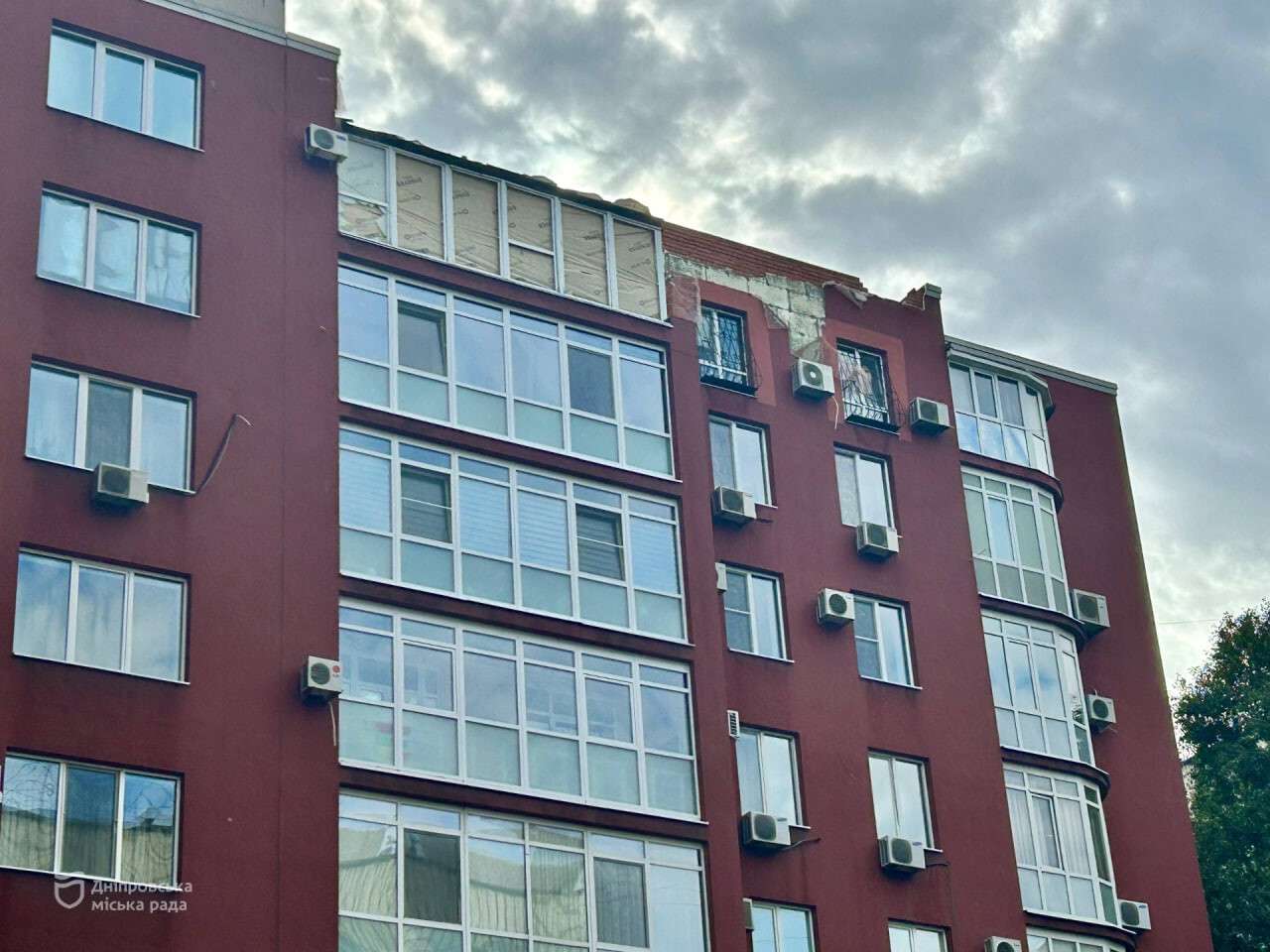 Дніпро відновлює будинки після обстрілів