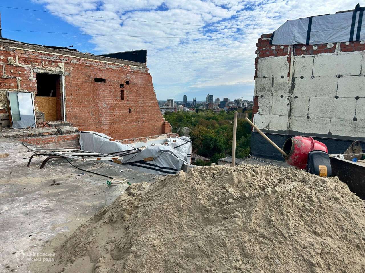 Дніпро відновлює будинки після обстрілів