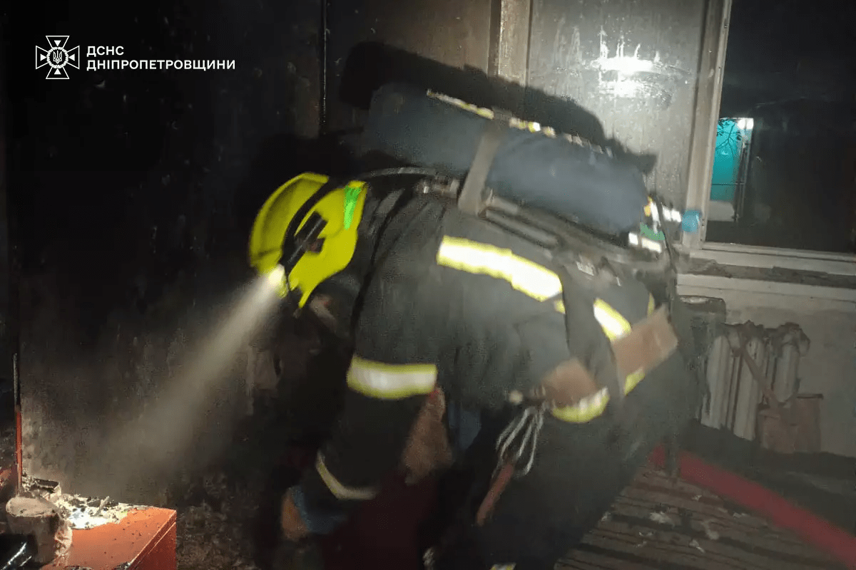 У Кривому Розі нічна пожежа забрала життя жінки
Літня мешканка Кривого Рогу загинула під час пожежі в квартирі в ніч на 30 вересня. Про це повідомляє “Дніпро Оперативний”…