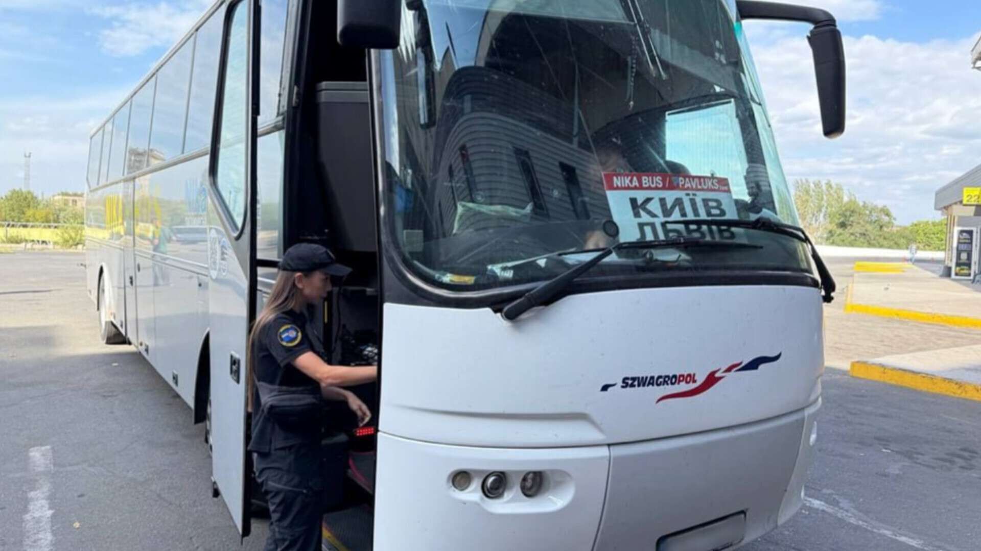 "Викинули пасажирку за 6 км від міста": у Дніпрі приватний перевізник опинився у центрі скандалу
У Дніпрі фахівці Укртрансбезпеки перевірили автобус приватного перевізника, який, за словами свідків, висадив пасажира посеред траси. Детальніше про це 