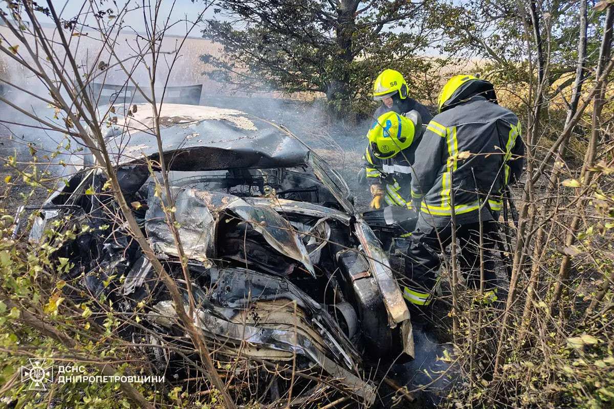 Горіли вантажівка та легковик під Дніпром 3 жовтня