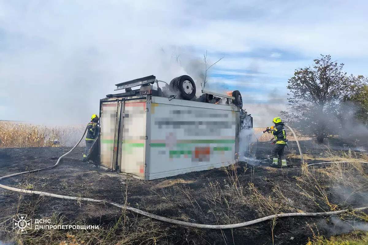 Горели грузовик и легковушка под Днепром 3 октября