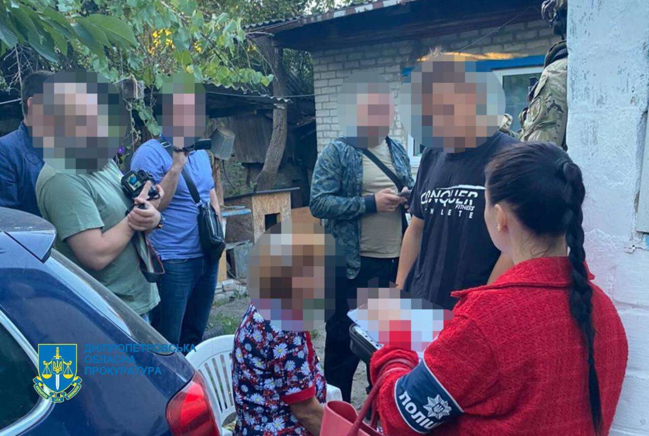 Використовували дитину для створення порнографії: винесли вирок жінці та її сину