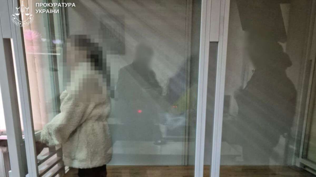 Використовували дитину для створення порнографії: винесли вирок жінці та її сину