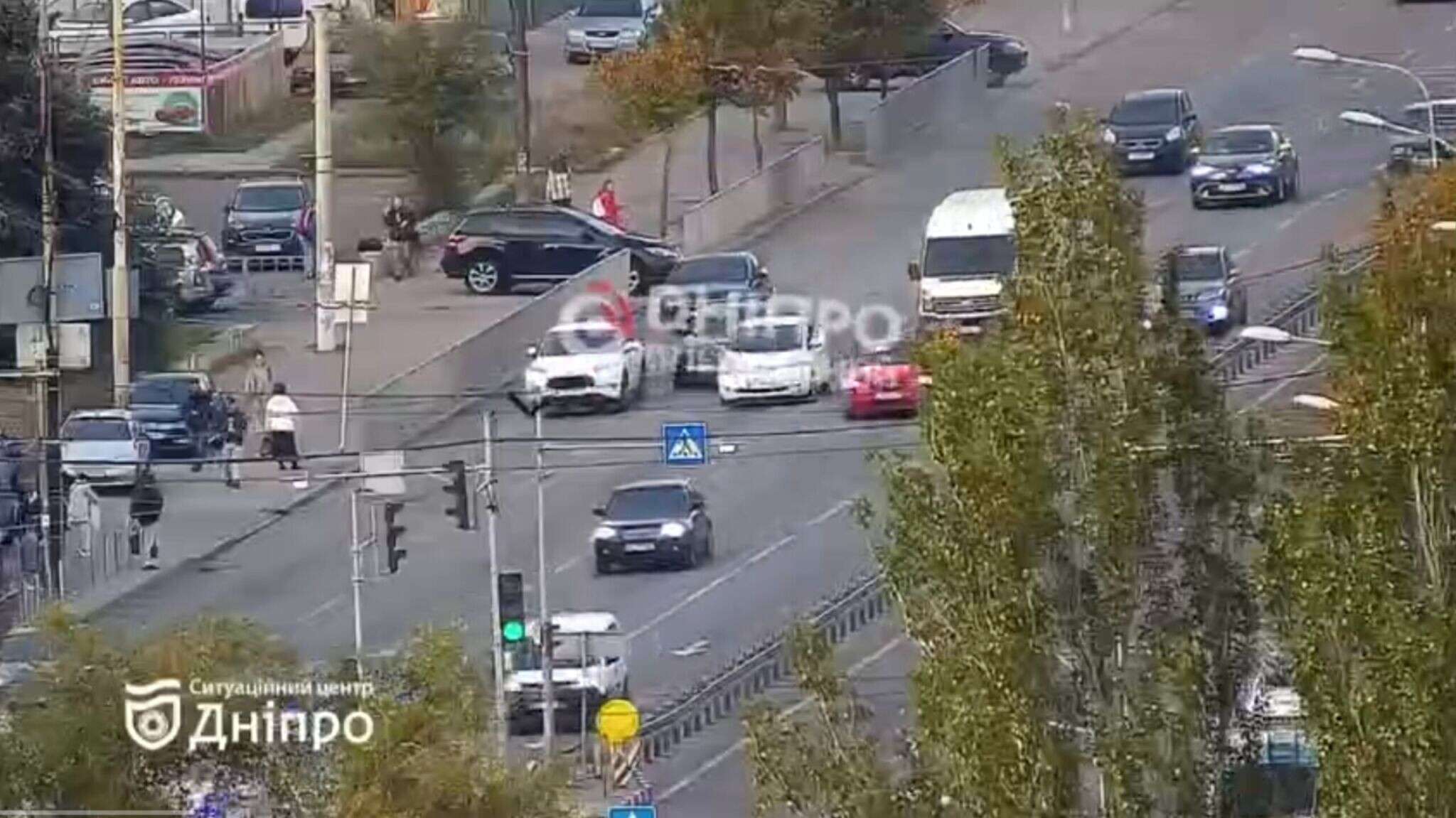 У Дніпрі на Слобожанському Audi, тікаючи від поліції, протаранила декілька авто: відео моменту
У Дніпрі на проспекті Слобожанському водій Audi влаштував масову дорожньо-транспортну пригоду, що призвела до значного ускладнення руху. Про це повідомляє