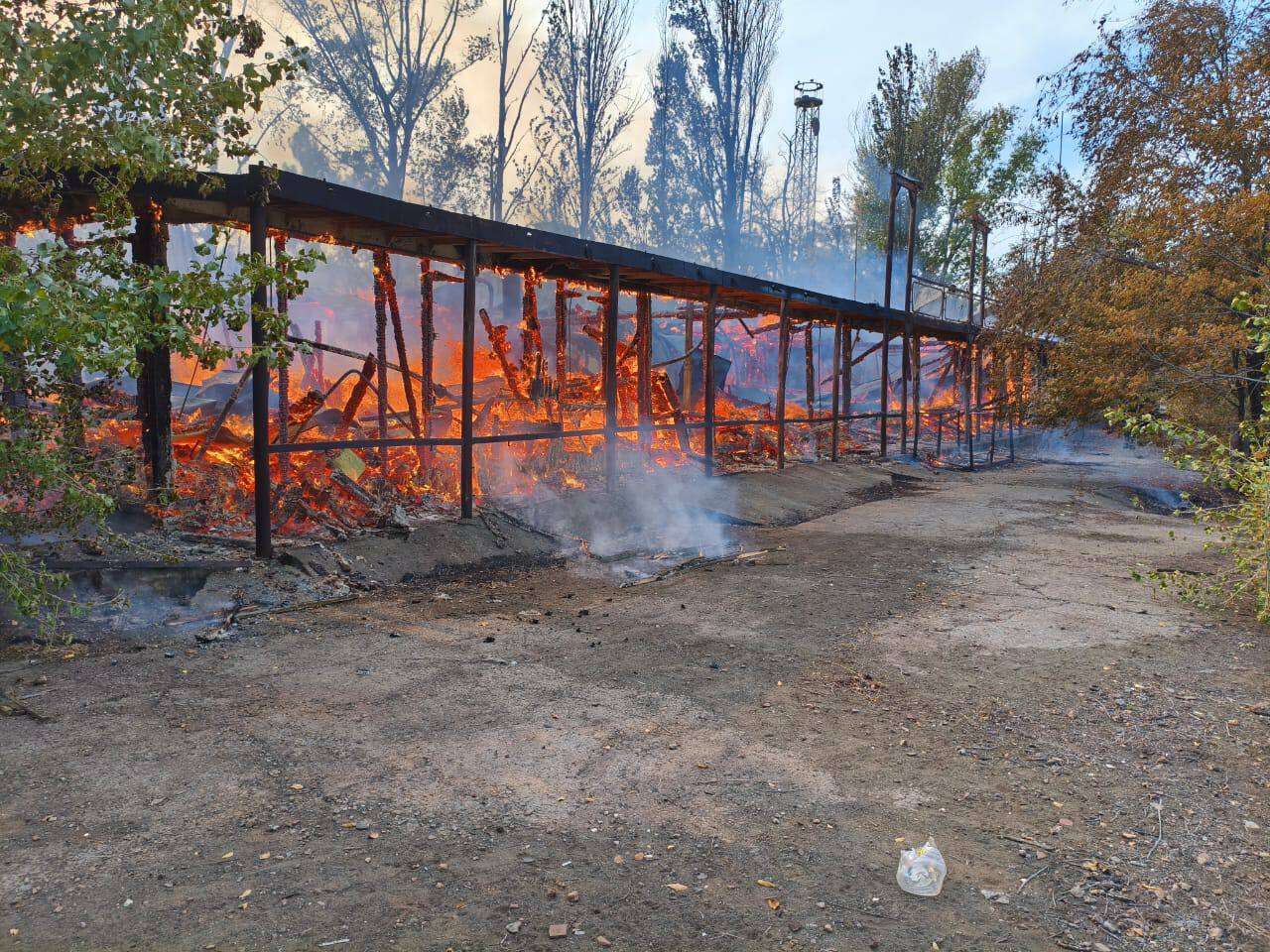 Стовп чорного диму здійнявся на лівому березі 7 жовтня