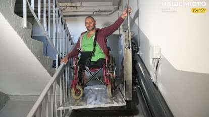 В подъезде дома в Днепре заработал уникальный подъемник