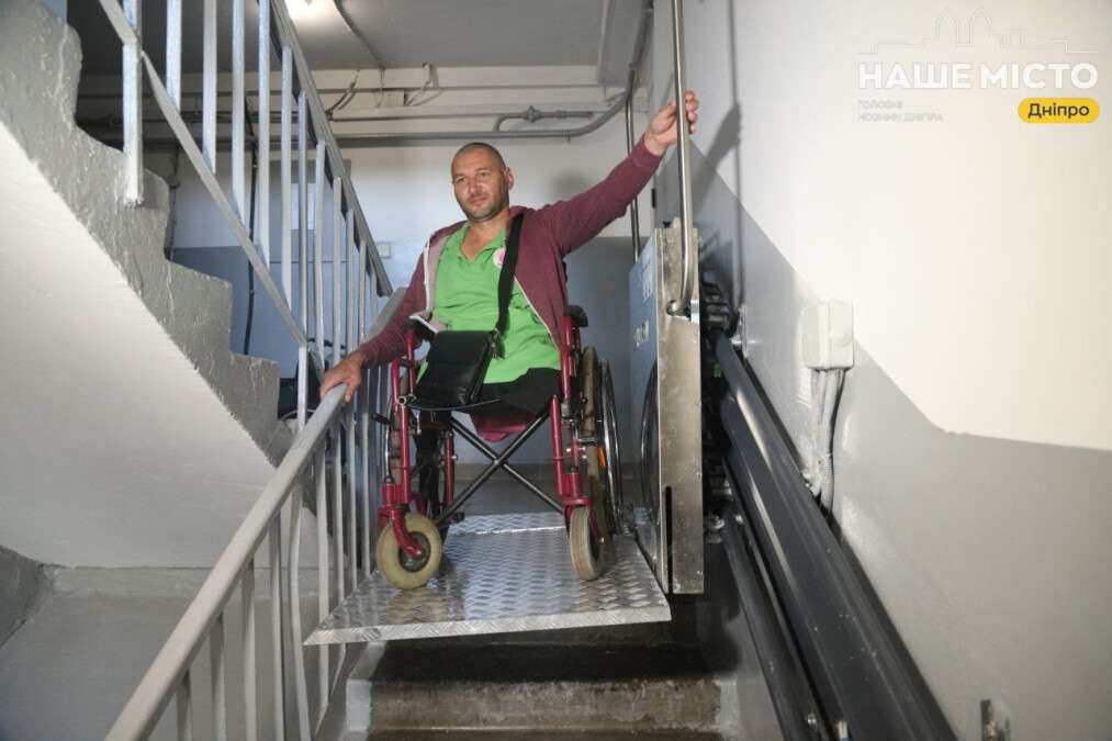 У під'їзді будинку в Дніпрі запрацював унікальний підйомник