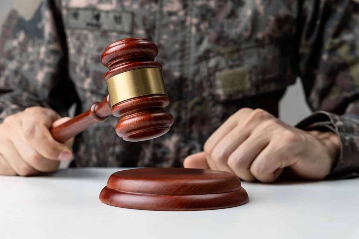 Правова допомога для військовослужбовців: куди звертатися за консультацією
Захисники України щодня стикаються не лише з викликами на полі бою, а й із лабіринтами військового права, бюрократії та соціального…