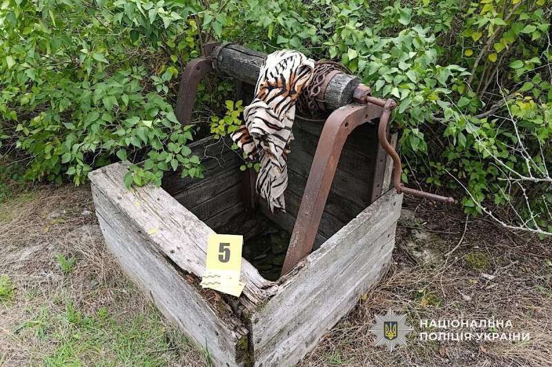 Мертву жінку знайшли в колодязі на Дніпропетровщині: що з’ясувала поліція
Мешканку одного з сіл на Криворіжжі виявили мертвою в колодязі. Її смерть виявилася насильницькою, повідомляє “Дніпро Оперативний”. 
За інформацією Поліції…
