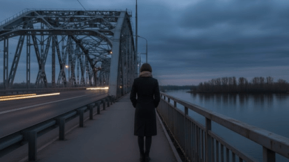 Дівчина стрибнула з мосту в Дніпрі