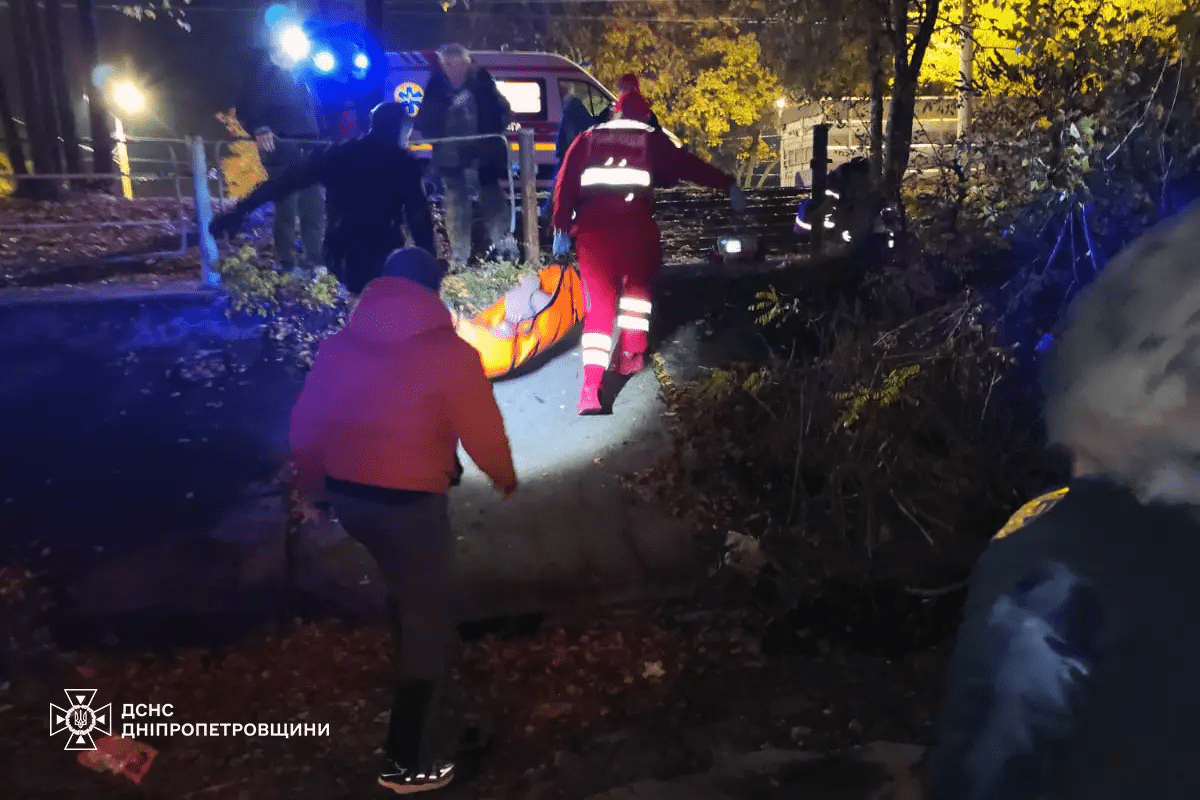 Девушка прыгнула с моста в Днепре