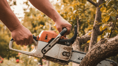 На Днепропетровщине мужчина порезал шею бензопилой, обрезая деревья