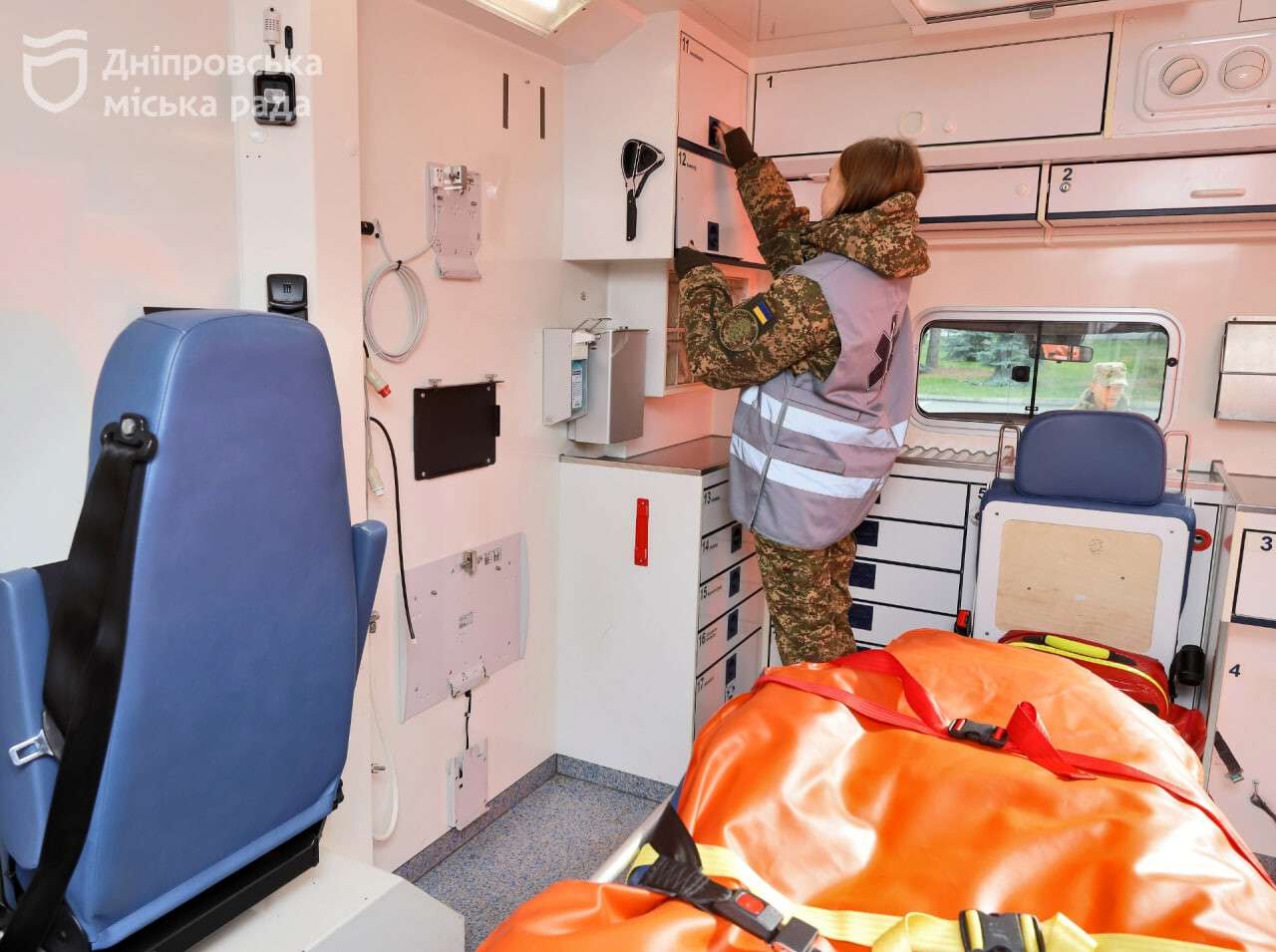 Допомога Силам оборони: Дніпро передав ще три карети 