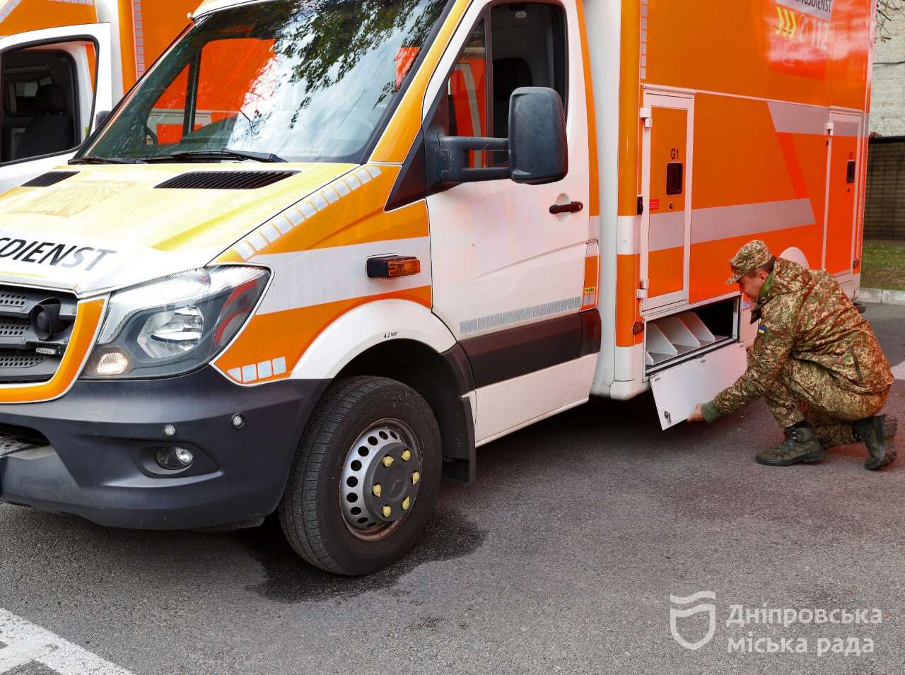 Допомога Силам оборони: Дніпро передав ще три карети 