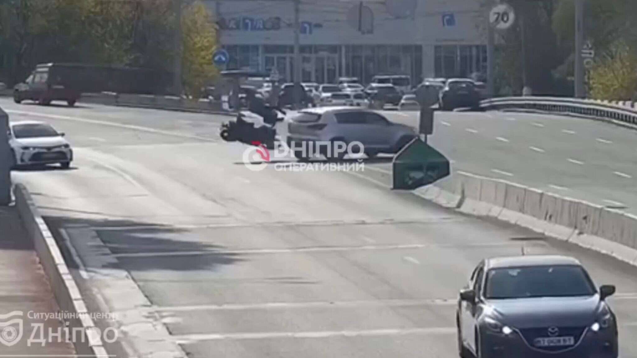 У Дніпрі на Новому мосту мотоцикліст зіткнувся з Kia: відео моменту серйозної ДТП
В неділю, 26 жовтня, на заїзді на Новий міст у Дніпрі сталася серйозна дорожньо-транспортна пригода за участі мотоцикліста та легковика.…
