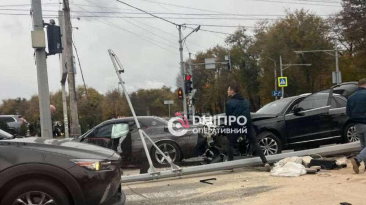 ДТП на Запорожском шоссе 26 октября: Dodge улетел в столб