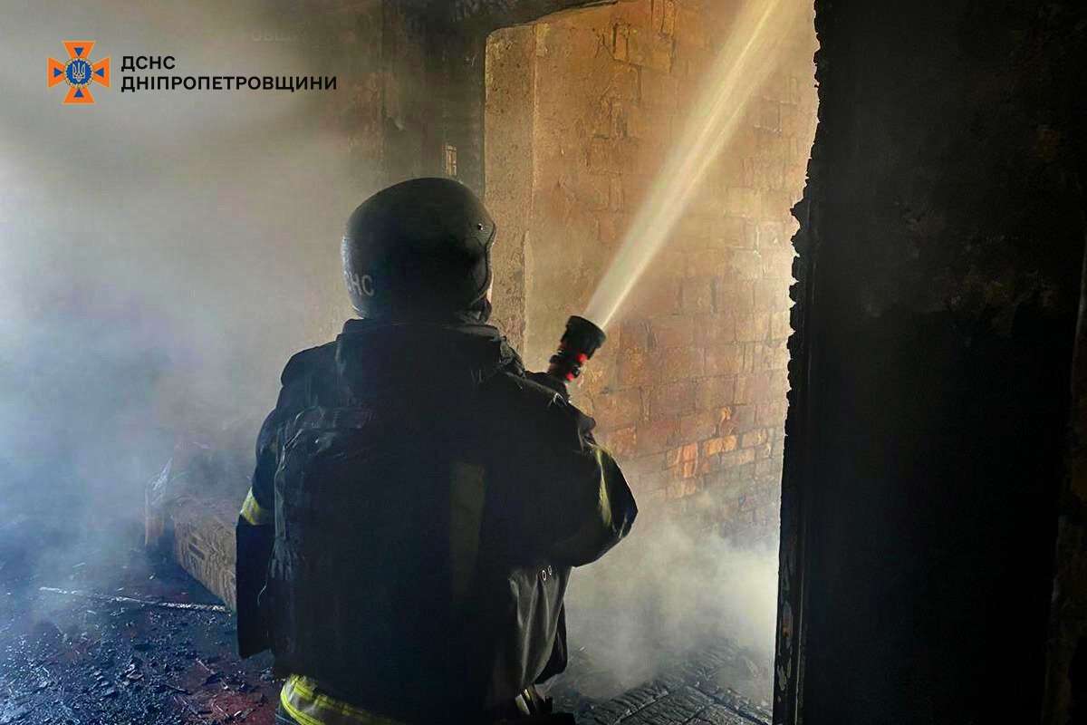 Атака на Дніпро 30 серпня: у ДСНС показали кадри з місця ворожого влучання