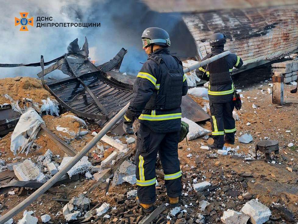 Атака на Дніпро 30 серпня: у ДСНС показали кадри з місця ворожого влучання