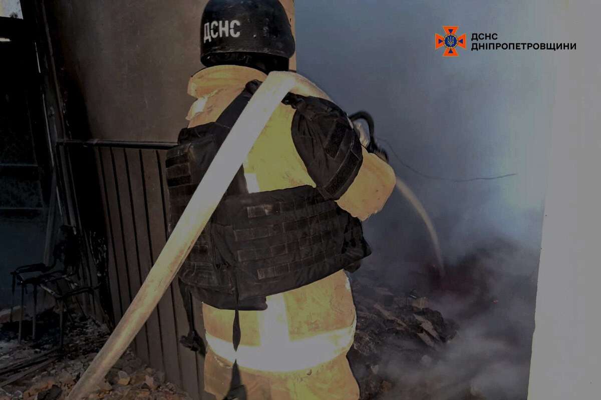 Атака на Днепр 30 августа: в ГСЧС показали кадры с места вражеского попадания