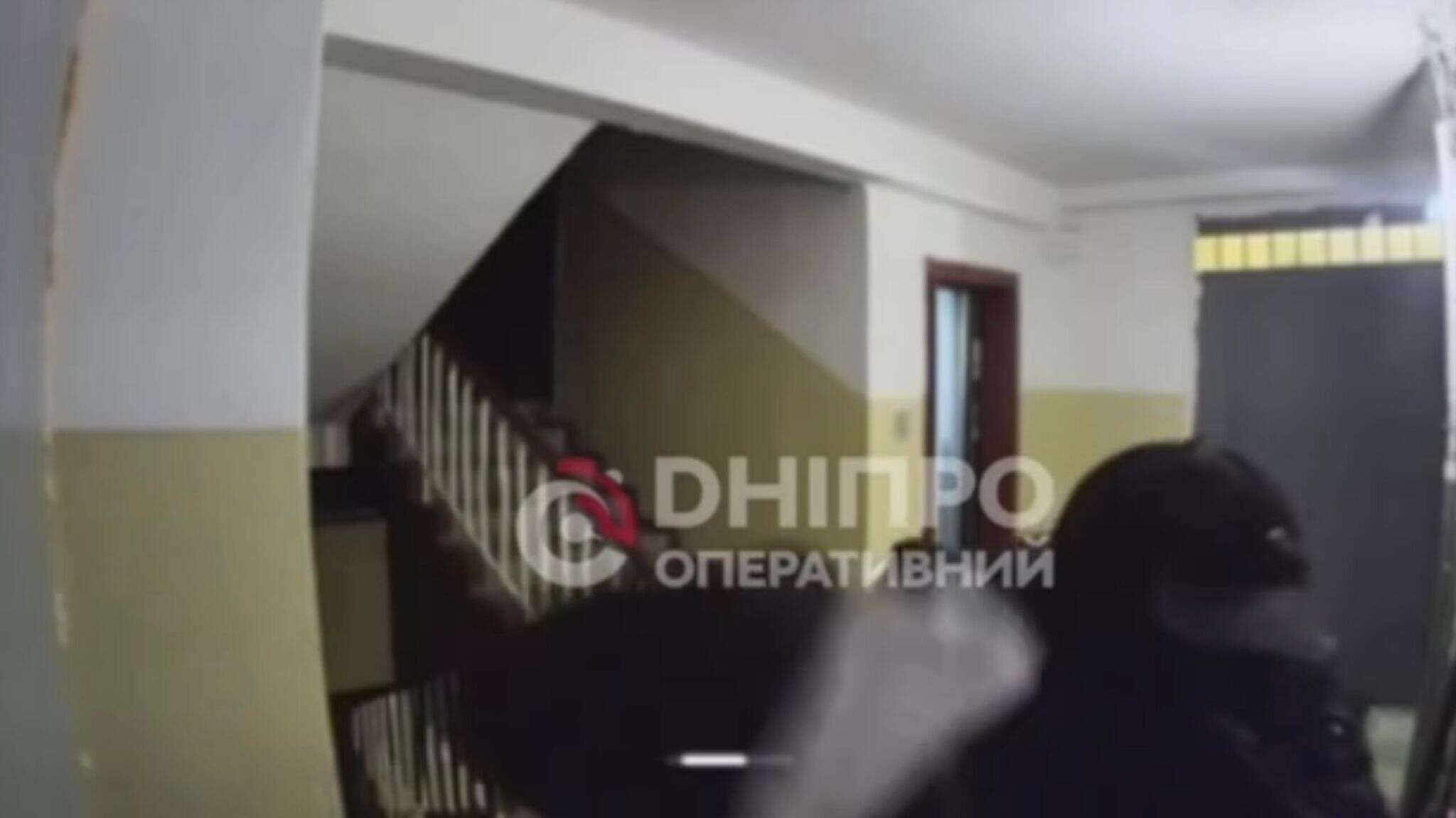У Дніпрі в Новокодацькому районі помітили квартирного злодія: відео
В одному багатоповерхових будинків у Новокодацькому районі Дніпра місцеві помітили квартирного злодія. Про це повідомляє "Дніпро Оперативний", посилаючись на власні…
