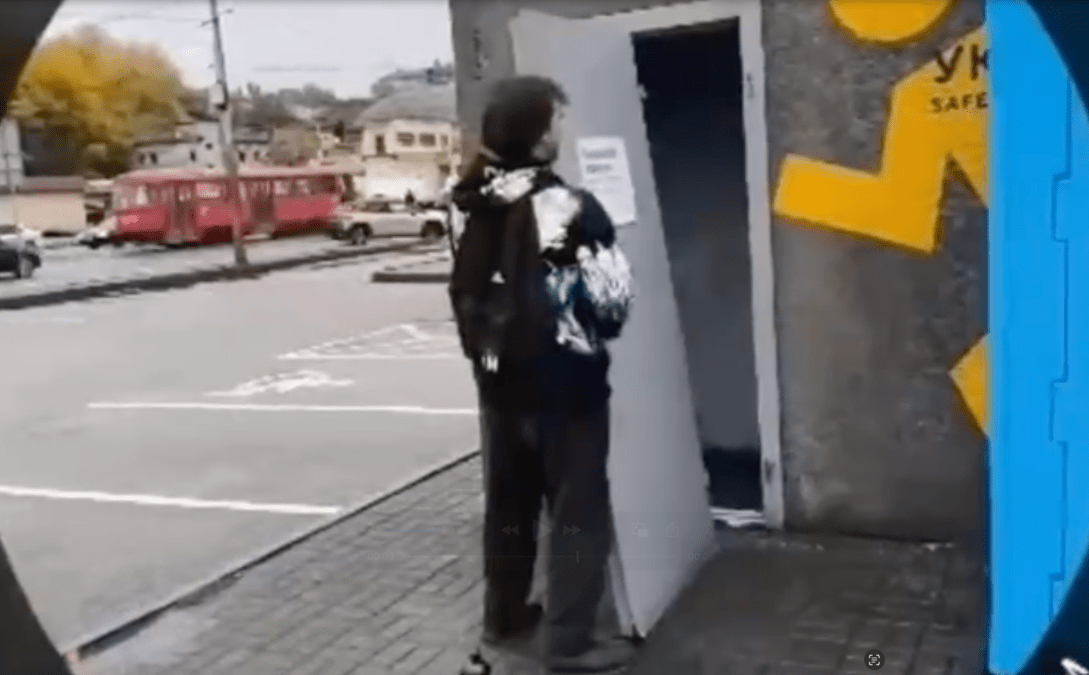 Хулиганы повредили укрытие