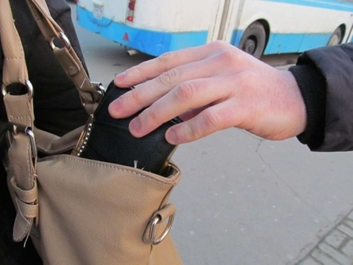 Безпека у громадському транспорті: як уникнути кишенькових крадіжок
Переповнені автобуси та вагони метро в годину пік – це не лише незручно, але й ризиковано. Кишенькові злодії активно користуються…