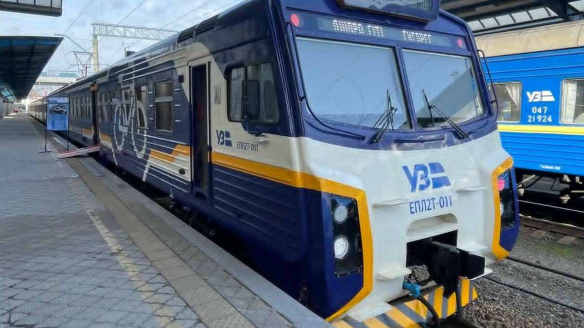 Рух низки потягів на Дніпропетровщині змінили через бойові дії: деталі
