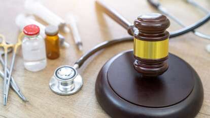 Незаконна лікарська діяльність